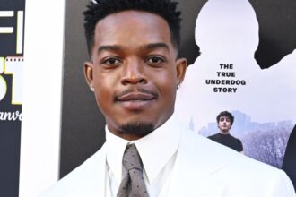 Ο Στέφαν Τζέιμς από την ταινία «I Play Rocky» τιμά τον Καρλ Γουέδερς με κοστούμι στο κόκκινο χαλί