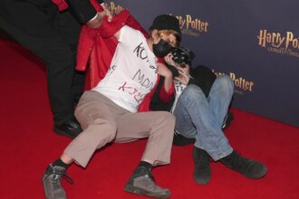 Ο εκπρόσωπος της J.K. Rowling κατακρίνει τη διαμαρτυρία για τα δικαιώματα των τρανς στην εκδήλωση του Χάρι Πότερ.