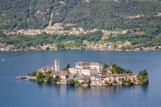 Isola San Giulio: Το νησί της Ιταλίας όπου ένας ολόκληρος δρόμος είναι αφιερωμένος στη σιωπή