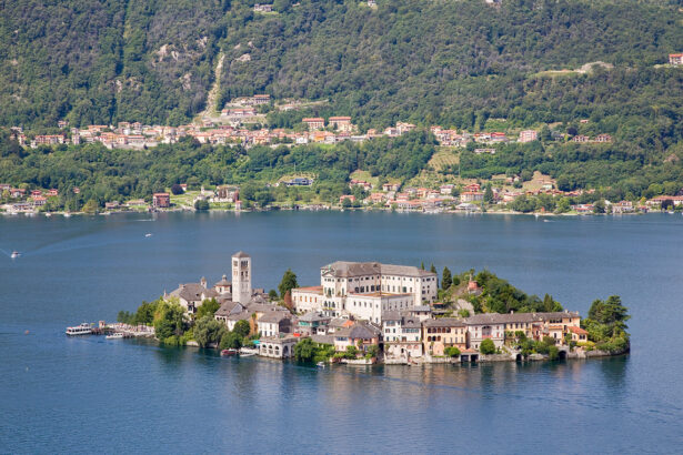 Isola San Giulio: Το νησί της Ιταλίας όπου ένας ολόκληρος δρόμος είναι αφιερωμένος στη σιωπή