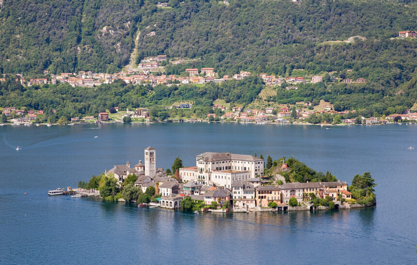 Isola San Giulio: Το νησί της Ιταλίας όπου ένας ολόκληρος δρόμος είναι αφιερωμένος στη σιωπή
