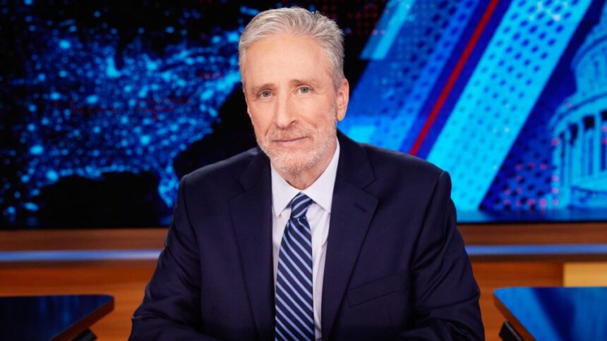 Ο Τζον Στιούαρτ θα παραμείνει παρουσιαστής του «Daily Show» έως το 2028