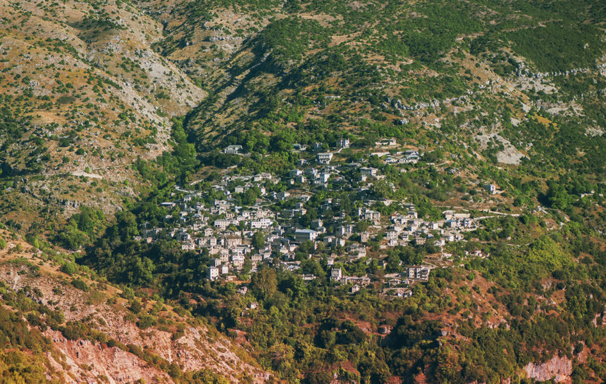 Καλαρρύτες: Το πέτρινο χωριό στα Τζουμέρκα που αποκαλύπτει την αυθεντική ομορφιά της Ηπείρου