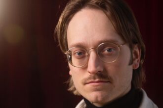 Comedian Axel Åhman Set to Star in Series ‘Body in the Closet’