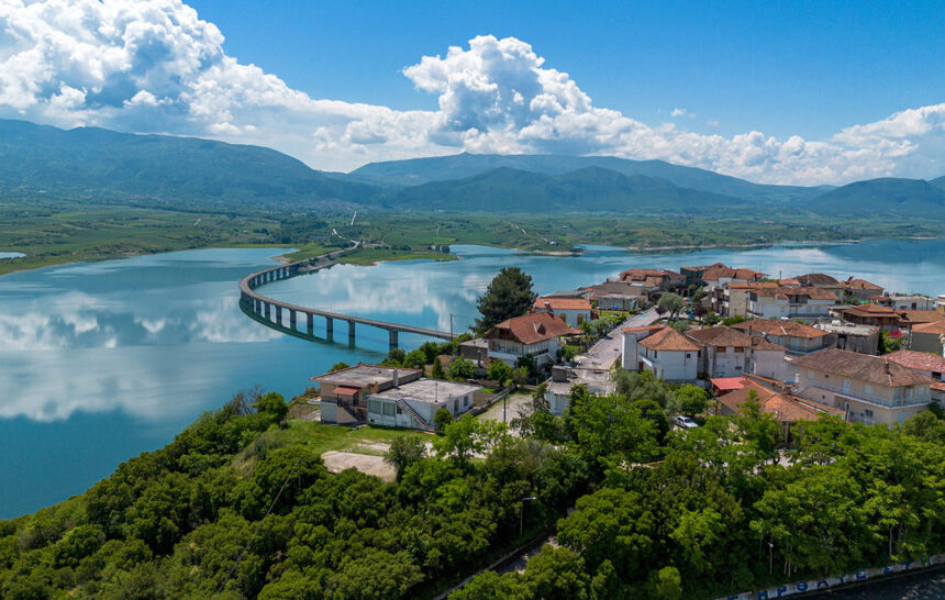 Το χωριό στη Δυτική Μακεδονία με θέα σε μία από τις πιο εντυπωσιακές λίμνες της Ελλάδας
