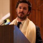 The translation of “Nobody Wants This” Can’t Ignore Israel, Gaza After Adam Brody Comment in Greek is:

“Κανένας δεν θέλει αυτό” Δεν μπορεί να αγνοήσει το Ισραήλ, τη Γάζα μετά το σχόλιο του Άνταμ Μπρόντι.