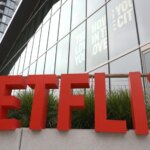 Το έσοδο του Netflix για το τρίτο τρίμηνο ανταγωνίζεται τις εκτιμήσεις της Γουόλ Στριτ, τα κέρδη του τέταρτου τριμήνου θα πλήξουν από τα έξοδα που σχετίζονται με μαζικές απολύσεις.