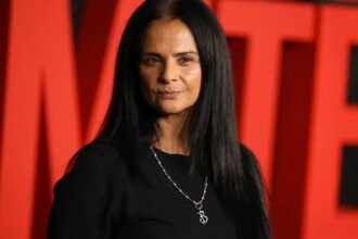 Σοκ από το Netflix: Η Μπέλα Μπατζαρία φεύγει μετά από 10 χρόνια εν μέσω απολύσεων.