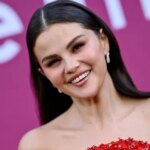 Η Selena Gomez δηλώνει ότι το άτμισμα νικοτίνης άλλαξε τη φωνή της και έχει σταματήσει.