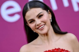 Η Selena Gomez δηλώνει ότι το άτμισμα νικοτίνης άλλαξε τη φωνή της και έχει σταματήσει.