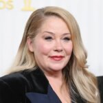 Christina Applegate λέει στην κοινότητα με ΣΚΠ ‘Είμαι ο πολεμιστής σας’ μετά από λανθασμένη διάγνωση.