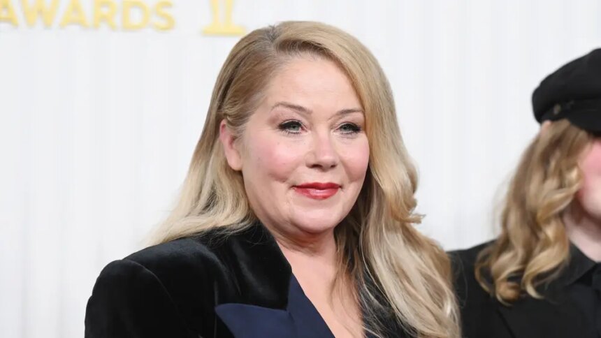 Christina Applegate λέει στην κοινότητα με ΣΚΠ ‘Είμαι ο πολεμιστής σας’ μετά από λανθασμένη διάγνωση.