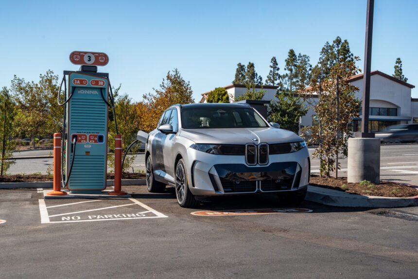 BMW iX5: Η νέα ηλεκτρική X5 φορτίζει με ισχύ 460 kW και αλλάζει τα δεδομένα