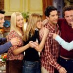 Οι ηθοποιοί της σειράς «Friends» έκλαψαν στην κηδεία του Μάθιου Πέρι και συγκεντρώθηκαν γύρω από το φέρετρο