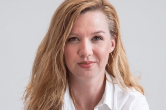 IATSE ονομάζει την Jillian Arnold ως την πρώτη Υπεύθυνη Εργασίας και Τεχνολογίας.