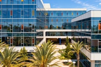 Verve Signs 10-Year Lease For Hollywood Headquarters translates to Greek as:

«Η Verve υπογράφει 10ετή μίσθωση για τα κεντρικά γραφεία στο Χόλιγουντ».