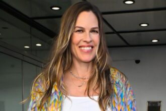 Έγκυος η Χιλάρι Σουάνκ: Πρώτη δημόσια εμφάνιση με την κοιλίτσα στην Νέα Υόρκη – Φωτογραφία