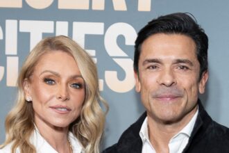 Η σχέση με τον Jay-Z βοήθησε την Kelly Ripa και τον Mark Consuelos να φαίνονται «κουλ» στα τρία παιδιά τους.