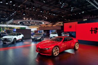 Alfa Romeo στο Παρίσι: Από την Cuorerosso έως τη θρυλική Duetto, το παρελθόν συναντά το μέλλον (ΒΙΝΤΕΟ)