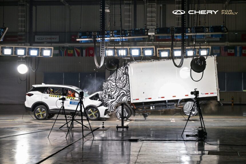 Chery: Το Tiggo 7 δοκιμάζει τα όρια της ασφάλειας σε σύγκρουση με φορτηγό