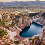 Οι εντυπωσιακές λίμνες της Κροατίας που σχηματίστηκαν μέσα σε γιγάντιες καταβόθρες