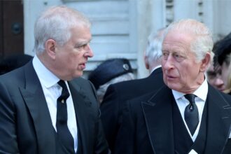 Ο βασιλιάς Κάρολος και η σύνθετη σχέση του με τον πρίγκιπα Άντριου κατά τη διάρκεια του σκανδάλου
