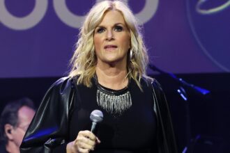 Η Trisha Yearwood αποκαλύπτει για πρώτη φορά την απώλεια βάρους της σε μια σπάνια εμφάνιση στο κόκκινο χαλί.