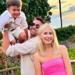 Η influencer Τζένιφερ Μπέρναμ αποκαλύπτει την αιτία θανάτου του γιου της Μπάξτερ, 4 ετών