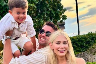 Η influencer Τζένιφερ Μπέρναμ αποκαλύπτει την αιτία θανάτου του γιου της Μπάξτερ, 4 ετών