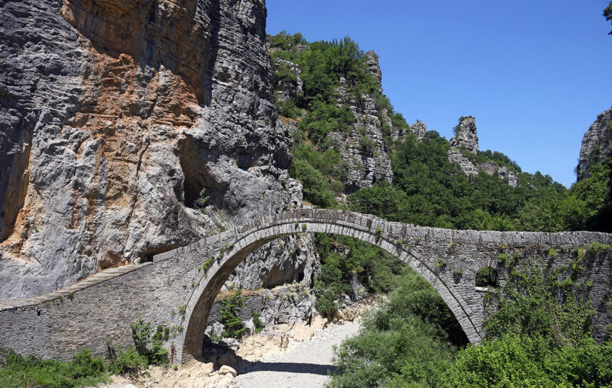 Το ιστορικό γεφύρι της Ηπείρου που πήρε το όνομά του από έναν μυλωνά