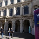 Here’s the translation in Greek:

“Σημαντικά σημεία της αγοράς από τη Ρώμη MIA, από τις απολύσεις στο Netflix μέχρι την ιταλική ύφεση”