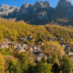 Μικρό Πάπιγκο: Το πέτρινο χωριό της Ηπείρου κάτω από τους εντυπωσιακούς πύργους της Αστράκας