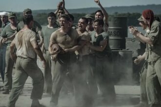 ‘Το Μπολ των Κουνουπιών’ Κριτική: Ένα Σωματώδες, Κενό Μάτσο Έπος του Δευτέρου Παγκοσμίου Πολέμου