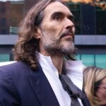 Ράσελ Μπραντ καταθέτει στη δίκη για βιασμό, κανένας άλλος δεν καταθέτει.