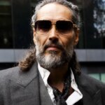 Δίκη του Ράσελ Μπραντ: Γυναίκα αναφέρει φερόμενη βιασύνη μετά από μισόγυμνες φωτογραφίες.