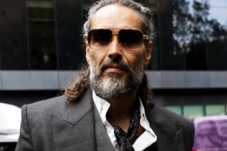 Δίκη του Ράσελ Μπραντ: Γυναίκα αναφέρει φερόμενη βιασύνη μετά από μισόγυμνες φωτογραφίες.