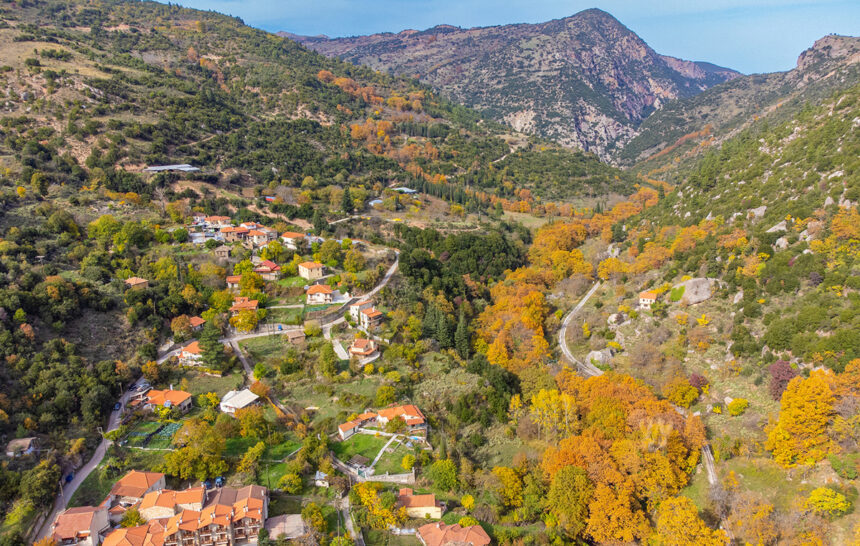 Τρία ορεινά χωριά στην Πελοπόννησο για την απόλυτη φθινοπωρινή απόδραση στην πολύχρωμη ελληνική φύση